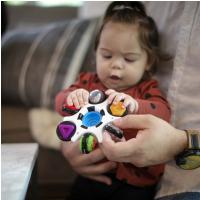 BABY EINSTEIN Hračka senzorická Curiosity Clutch™ 3m+