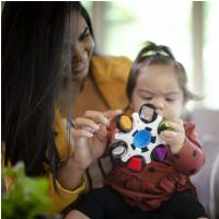 BABY EINSTEIN Hračka senzorická Curiosity Clutch™ 3m+