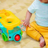 BRIGHT STARTS Autíčko vkladacie s loptičkami Pop & Roll Safari Bus™ 6m+