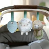 INGENUITY Hračka senzorická na C krúžku Crinklet™ mýval Deni 0m+