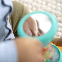 BRIGHT STARTS Hračka hudobná hrkálka slniečko Just for Sun™ 6m+