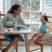 INGENUITY Jedálenská stolička na stoličku My Spot™ Grey 6m+, do 15kg