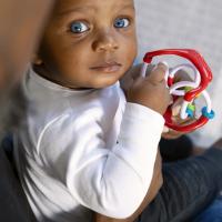 BABY EINSTEIN Hračka lopta senzorická Slide & Swirl™ 3m+