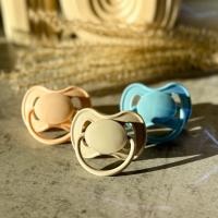 CANPOL BABIES Cumlík kaučukový s okrúhlou špičkou Nude 0-6m modrý