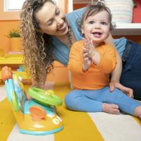 BRIGHT STARTS Hračka hudobná svetelná volant Lights&Colors Driver™ 6m+