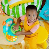 BRIGHT STARTS Hračka hudobná svetelná volant Lights&Colors Driver™ 6m+