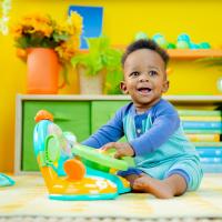 BRIGHT STARTS Hračka hudobná svetelná volant Lights&Colors Driver™ 6m+