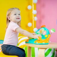 BRIGHT STARTS Hračka hudobná svetelná volant Lights&Colors Driver™ 6m+