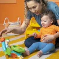 BRIGHT STARTS Hračka hudobná svetelná volant Lights&Colors Driver™ 6m+