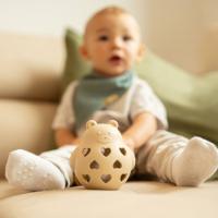 PETITE&MARS Hračka silikónová s hrkálkou Bear Basil Misty Green 0m+