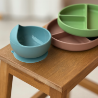 PETITE&MARS Miska silikónová s prísavkou Take&Match Bitter Cocoa 6m+