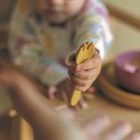 PETITE&MARS Príbor silikónový TAKE&MATCH Intense Ochre 6m+