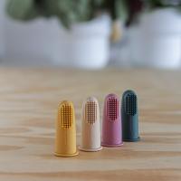 PETITE&MARS Sada silikónových zubných kefiek na prst Ochre&Green 2 ks 0m+