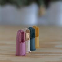 PETITE&MARS Sada silikónových zubných kefiek na prst Rose&Sand 2 ks 0m+