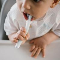 BABYONO Lyžička silikónová - mint 6m+