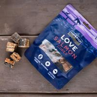 FISH4DOGS Maškrty pre psov LOVE s lososom - kocky 85 g