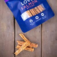 FISH4DOGS Maškrty pre psov LOVE s lososom - tyčinky 85 g