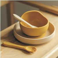 PETITE&MARS Set jedálenský silikónový TAKE&MATCH 2 ks miska + príbor Intense Ochre 6m+